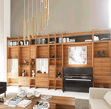  Render de sala moderna con madera clara y piano iluminado por luz natural | KARÄNA