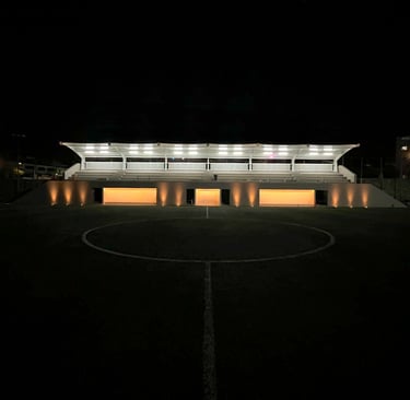 Fachada de gradas iluminada por la noche con luz cálida | KARÄNA