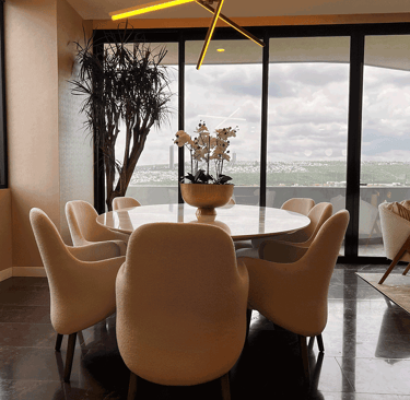  Comedor contemporáneo con lámpara colgante y vista panorámica | KARÄNA