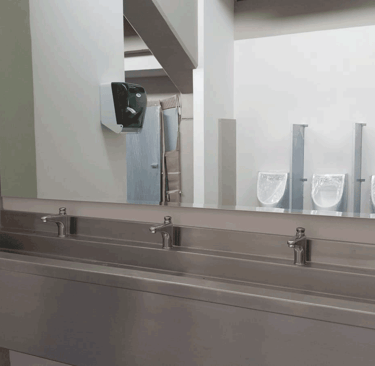 Lavamanos de acero inoxidable con espejo grande en sanitarios públicos | KARÄNA