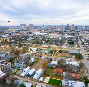 Historic home with clean windows, window cleaning in Dignowity, TX