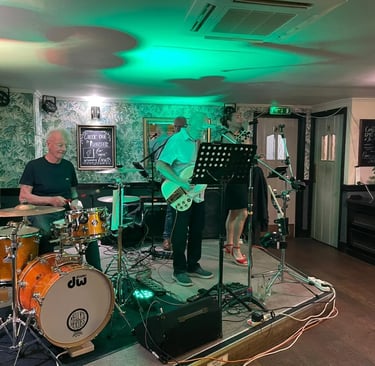 Kellys Heros, Hertfordshire band sings 60's, 70's and eighties music