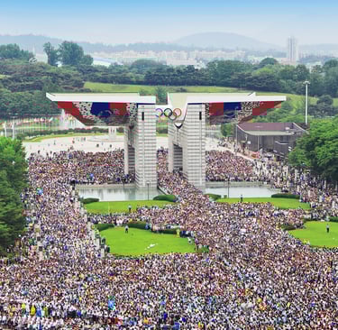 Um grande grupo de pessoas reunidas em um parque