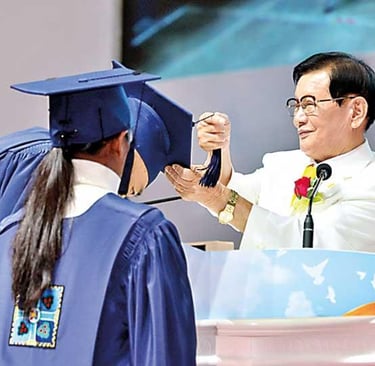 Um homem com beca e capelo de formatura