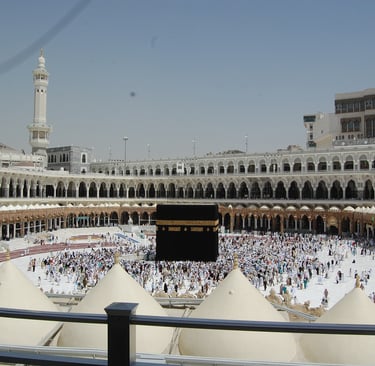 Ramzan Umrah Hajis Performing Tawaaf Round The Kaaba In Makkah