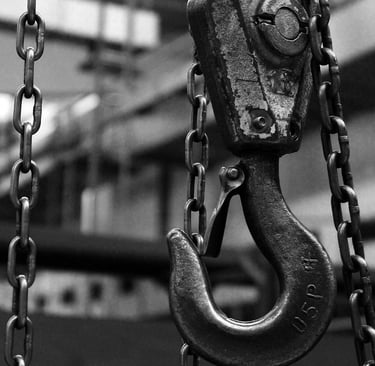 je contrôles les accessoires de levage, chaines, sangle