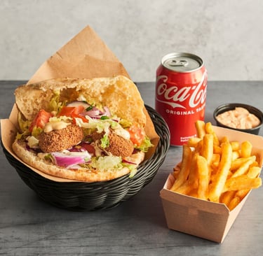 Falafel pita med fritter og sodavand fra Pita Kebab Amager i København