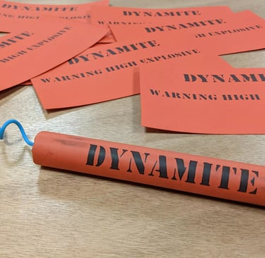 faux batons de dynamite en cours d'assemblage