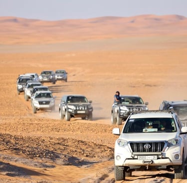 Équipe d’entreprise participant à un raid 4x4 dans le désert marocain pour un team building aventure