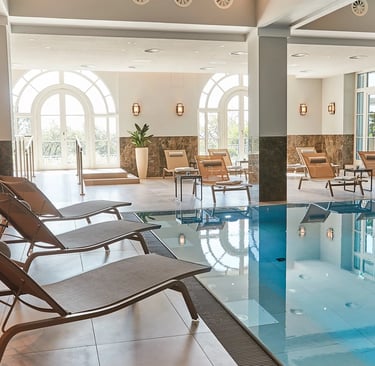 Espace piscine de détente et de luxe aménagé 