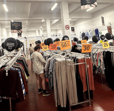 tienda de ropa con clientes comprando