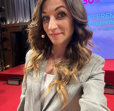Magda z Moc Dialogu jako moderatorka konferencji dla 200 osób. Profesjonalne prowadzenie konferencji