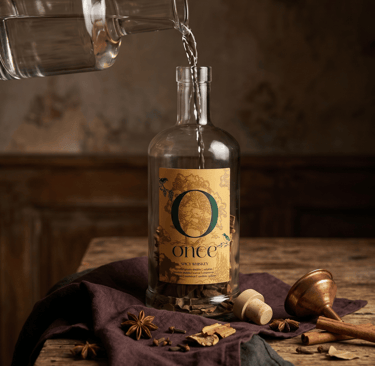 Alkoholio užpylimas į trauktinės butelį – ONCE gaminimo procesas