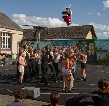 Spectacle de rue à Illiers-Combray — reportage photo sur la vitalité de la vie associative locale.