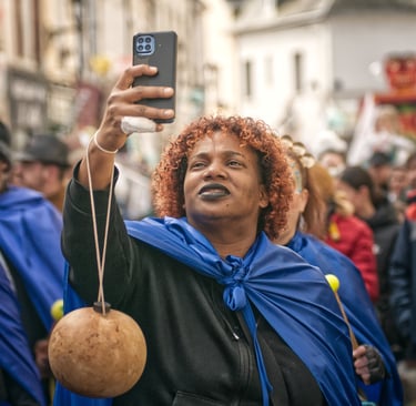 Femme photographiant la foule lors d’un événement à Illiers-Combray — reportage photojournalistique 