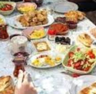 _يا رسولَ اللَّهِ إنَّا نأكلُ ولا نَشبعُ قالَ فلعلَّكُم تأكُلونَ متفرِّقينَ ؟ قالوا نعَم، قالَ فاجتَ