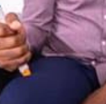وحمل حاقن الإبينفرين التلقائي (EpiPen)
