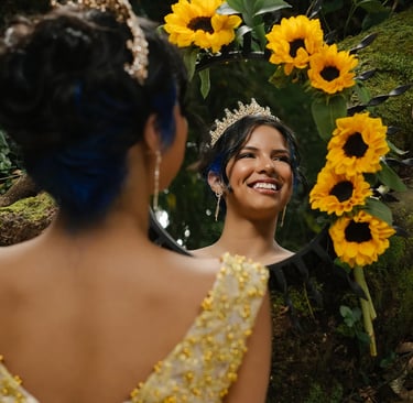 Retrato editorial de quinceañera en Quito reflejada en espejo con girasoles. Iluminación cinematográfica premium.