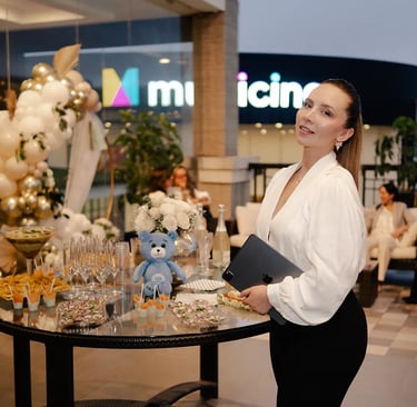 Mujer emprendedora posando confiada en la inauguración de su emprendimiento en Cumbayá, Quito