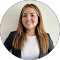 Mujer dando reseña de servicio de video corporativo con dron
