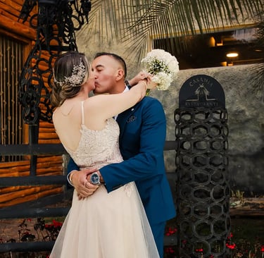 Fotógrafo de bodas en Quito, Ecuador, recién casados dándose un beso de amor