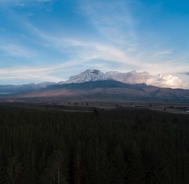 Foto aérea con dron del volcán cotopaxi al anochecer en ecuador