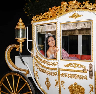 Sesión de fotografía profesional de una quinceañera en carruaje de Quito Ecuador