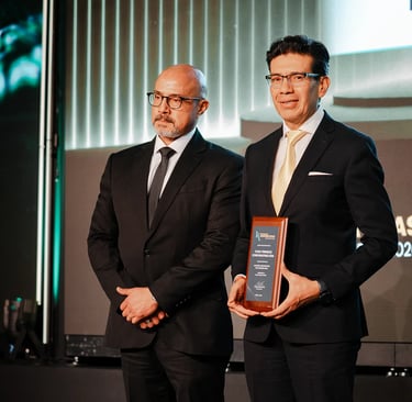 Hombres elegantes de terno con premio en evento corporativo de Quito