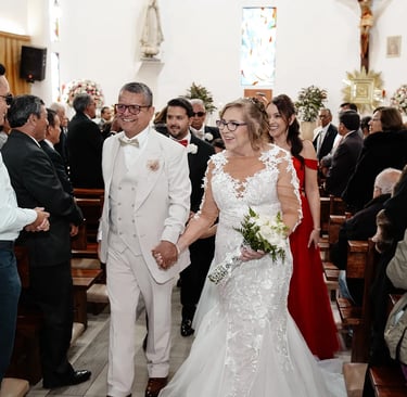 Foto de dos novios recién casados en una iglesia en su salida hecha por un fotógrafo de bodas en Quito Ecuador