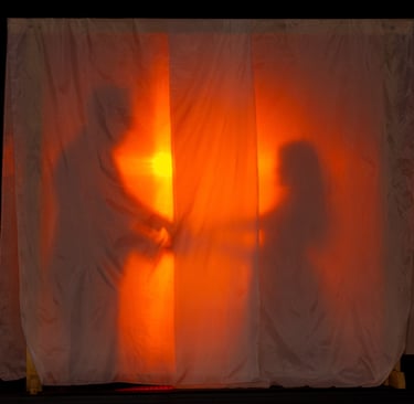 Fotografía cinematográfica de show de sombras de quince años en Quito color naranja