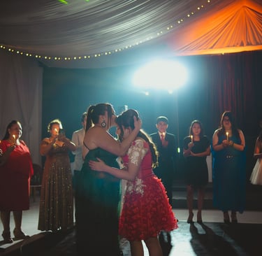 Baile de madre con su hija quinceañera en Quito, Ecuador, colores azul y naranja