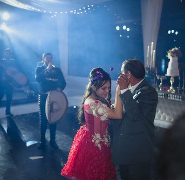 Baile de 15 años con mariachis de fondo y color azul, quinceañera con vestido rojo