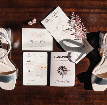 Fotografía de detalles de quinceaños, zapatillas, invitaciones en Quito
