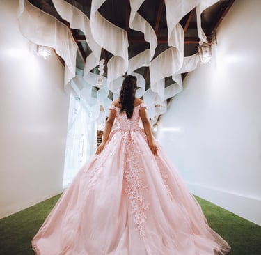 Quinceañera mostrando su vestido en hermosa hacienda de Quito Ecuador