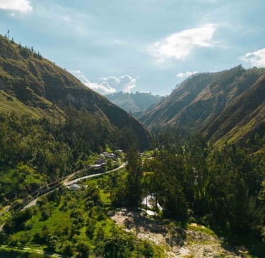 Foto de dron de valle entre dos montañas