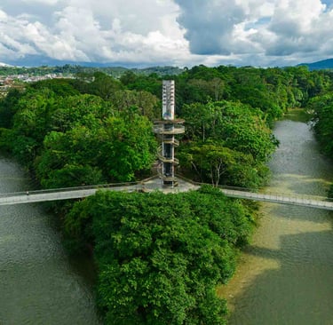 Foto de dron del puente de la ciudad Tena en Ecuador