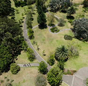 Fotografía de dron de un terreno con senderos y muchos árbolas en inmueble de Quito Ecuador