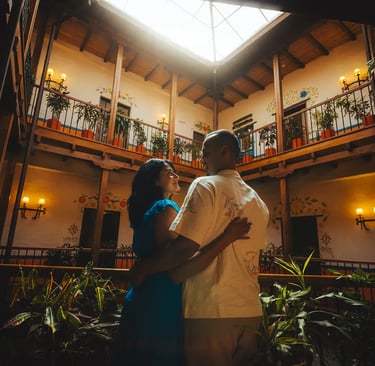 Retrato editorial premium de boda en destino previo a la celebración en plaza interior colonial del centro histórico Quito