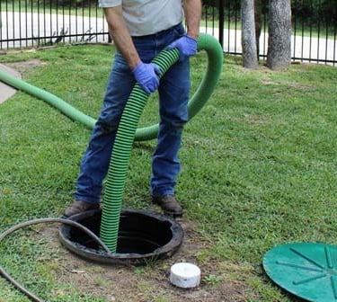 Técnico executando a sucção de fossa