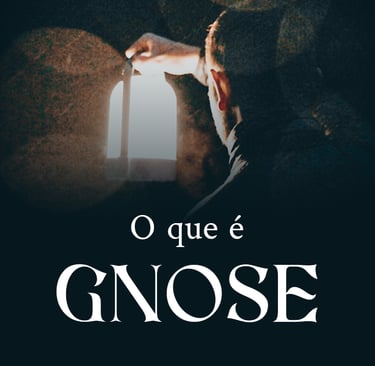 Homem segurando uma lanterna de mão antiga e vendo seu próprio reflexo ao fundo