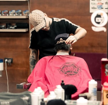 Equipo profesional trabajando en la mejor barbería en Valencia