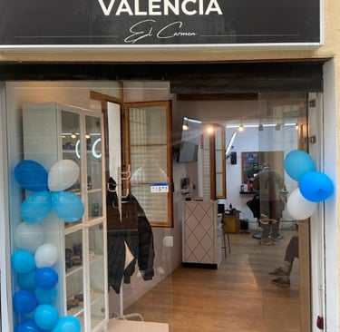 Fachada de la nueva barbería Barber Shop Valencia El Carmen en el centro histórico