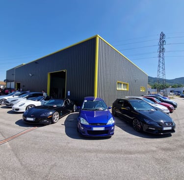 des voitures devant le garage