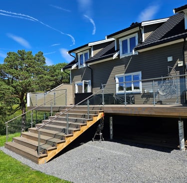 Glassrekverk med rustfrit stolper