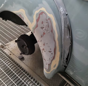 Redressage carrosserie de l'aile arrière droite d'une Renault 4cv
