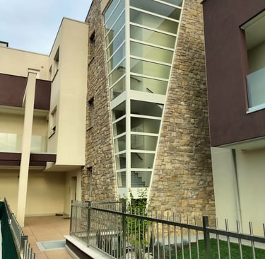 villa di lusso con rivestimenti in pietra incollata 