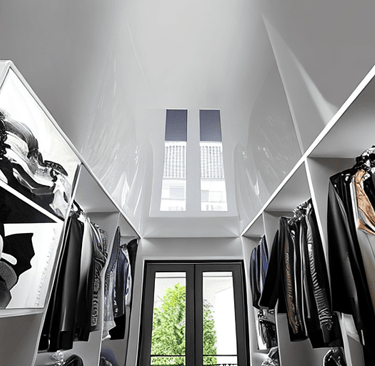 ochglanz-spanndecke-mit-lichtkanal BEGEHBARER KLEIDERSCHRANK