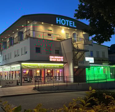 The hotel has a Chinese restaurant.