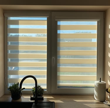 alt="Roletai diena naktis virtuvėje modernus interjeras Klaipėda"