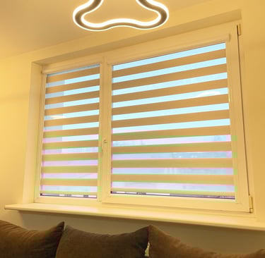 alt="Roletai diena naktis svetainėje modernus interjeras Klaipėda"